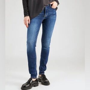 Guess 1981 Skinny Jean 4